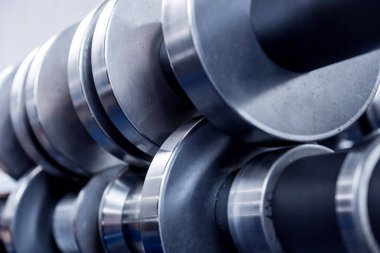 Modern metal fabrikasında metal levha oluşturma makinesi.