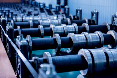 Modern metal fabrikasında metal levha oluşturma makinesi.