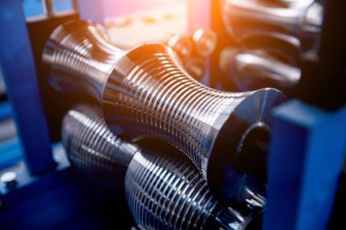 Modern metal fabrikasında metal levha oluşturma makinesi.