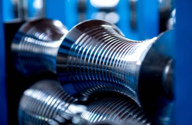 Modern metal fabrikasında metal levha oluşturma makinesi.