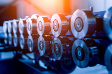 Modern metal fabrikasında metal levha oluşturma makinesi.