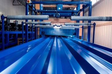 Modern metal fabrikasında metal levha oluşturma makinesi.