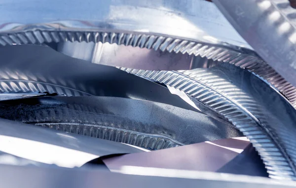 Linee curve di metallo laminato sono realizzati in lamiera di acciaio. — Foto Stock