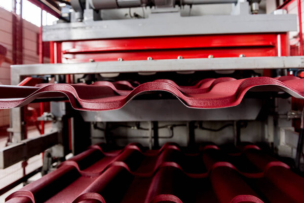 Станок для формования листового металла на современном заводе.