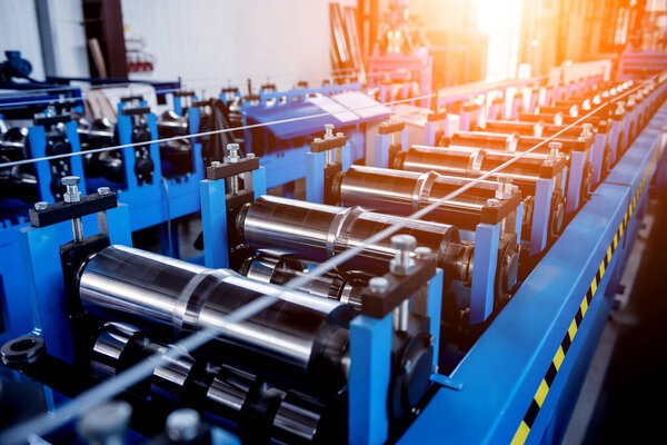 Станок для формования листового металла на современном заводе.