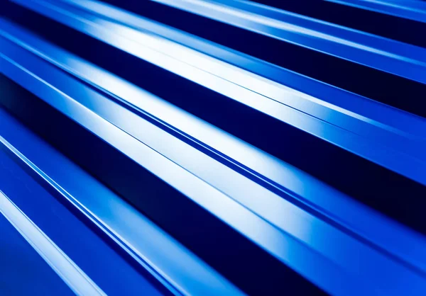 Azul telhas metálicas fundo com gotas de água. — Fotografia de Stock