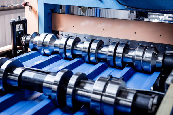 Станок для формования листового металла на современном заводе.