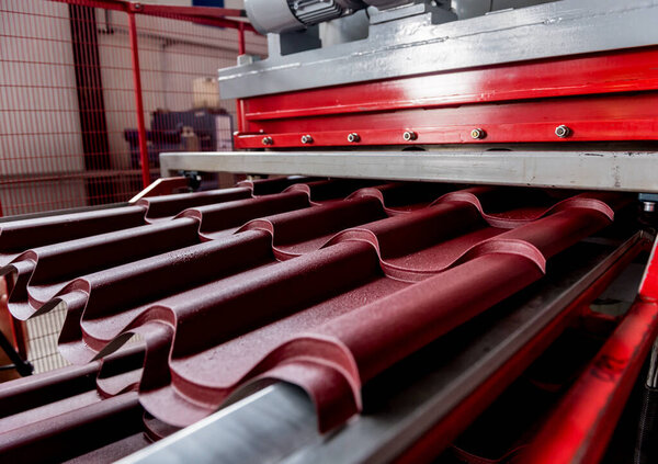 Станок для формования листового металла на современном заводе.