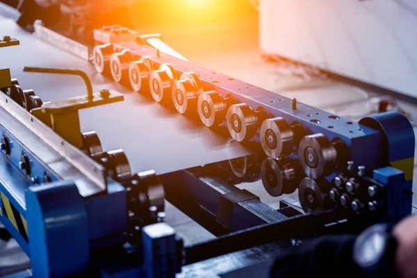 Metalen plaat vormen machine in de moderne metaalbewerking fabriek. — Stockfoto