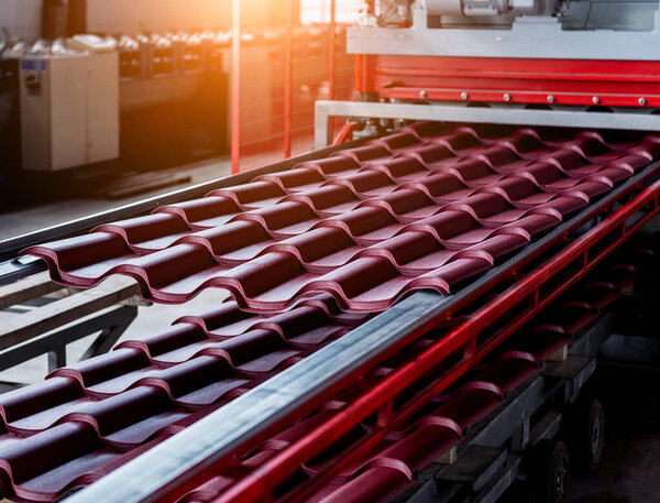 Станок для формования листового металла на современном заводе.