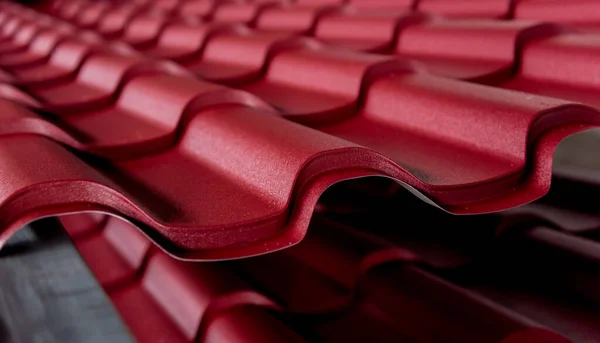 Rosso tegole metalliche sfondo con gocce d'acqua. — Foto Stock