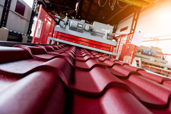 Станок для формования листового металла на современном заводе.