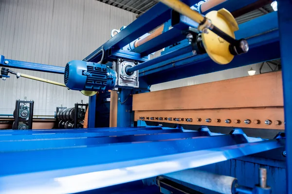 Lamiera che forma macchina presso la moderna fabbrica di lavorazione dei metalli. — Foto Stock