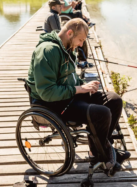 Campeonato de pesca deportiva entre personas con discapacidad. — Foto de Stock