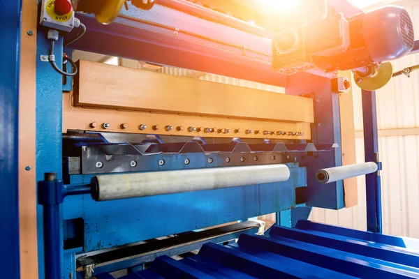 현대식 금속 공장에서 기계를 만드는 철판. — 스톡 사진