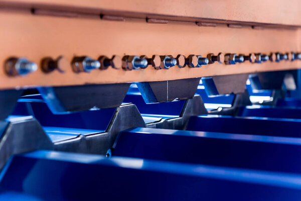 Станок для формования листового металла на современном заводе.