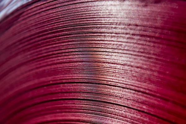 Kıvrımlı metal çizgileri çelikten yapılmıştır..