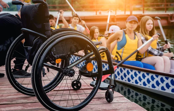 People with disabilities sail on a rowing boat.