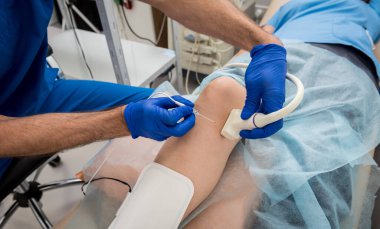 Kardiyolog, radyoaktivite kateter ablasyonu için tüp ve ultrason kullanır..