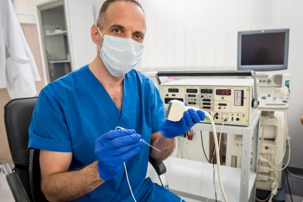 Kardiolog använda rör och ultraljud för radiofrekvens kateter ablation. — Stockfoto