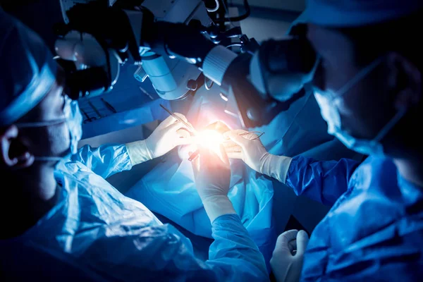 Un equipo de cirujanos que realizan una cirugía cerebral para extirpar un tumor. —  Fotos de Stock