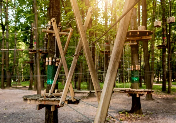 Parque de cuerdas en un bosque. Aventura parque de verano . —  Fotos de Stock