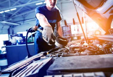 Araba tamircisi motor yağını değiştir. Araba tamiri. Servis İstasyonu