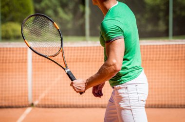 Sahada tenis oynayan genç atletik çift.