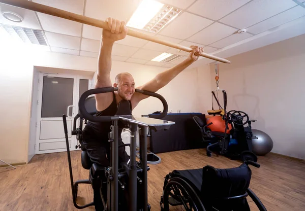 Homem com deficiência a treinar no ginásio. Centro de reabilitação — Fotografia de Stock