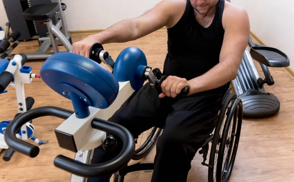 Disabled man training in the gym. Rehabilitation center — Stock Photo, Image