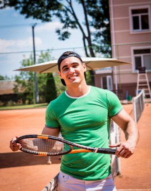 Tenis kortunda genç bir sporcunun portresi.