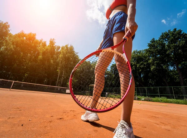 Ung atletisk kvinna spelar tennis på planen. — Stockfoto