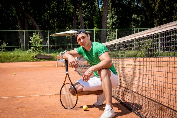 Retrato de jovem atlético na quadra de tênis. — Fotografia de Stock