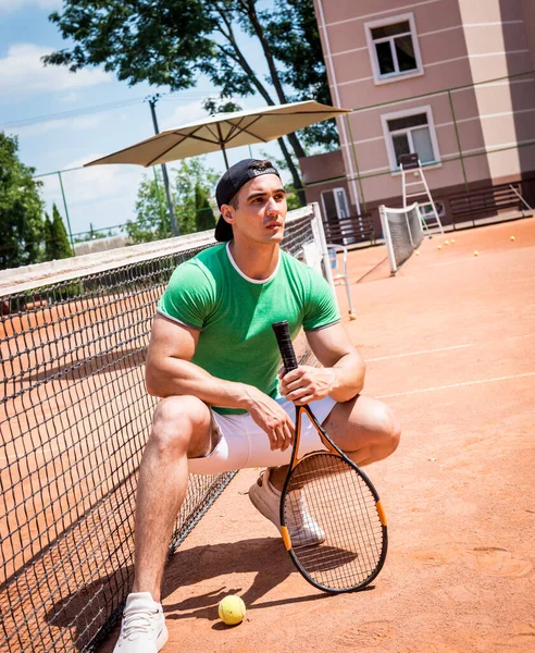 Tenis kortunda genç bir sporcunun portresi.