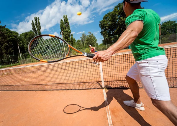 Молода спортивна пара грає в теніс на корті . — стокове фото