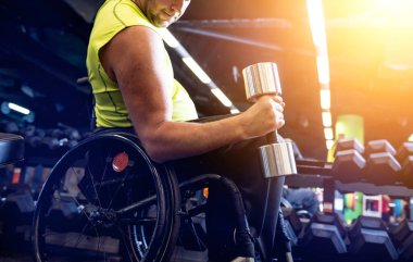 Rehabilitasyon merkezinde engelli adam eğitimi