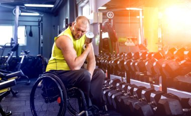 Rehabilitasyon merkezinde engelli adam eğitimi