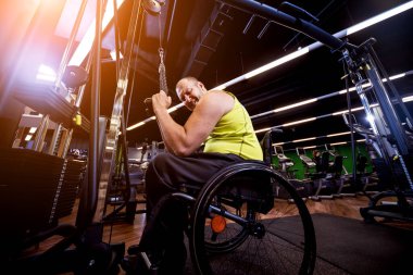 Rehabilitasyon merkezinde engelli adam eğitimi