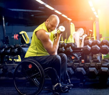 Rehabilitasyon merkezinde engelli adam eğitimi