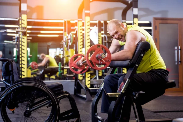 Rehabilitasyon merkezinde engelli adam eğitimi