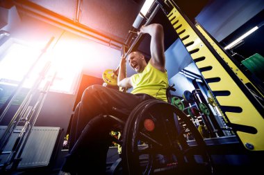 Rehabilitasyon merkezinde engelli adam eğitimi