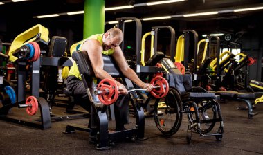 Rehabilitasyon merkezinde engelli adam eğitimi