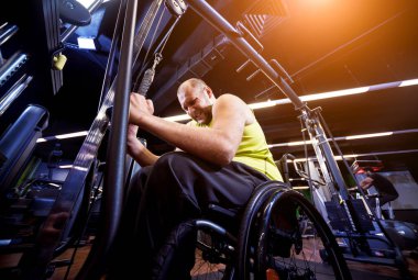 Rehabilitasyon merkezinde engelli adam eğitimi