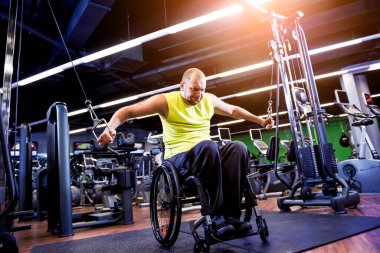 Rehabilitasyon merkezinde engelli adam eğitimi