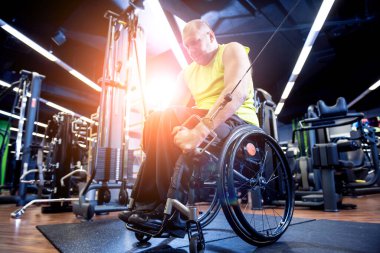 Rehabilitasyon merkezinde engelli adam eğitimi