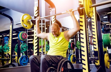 Rehabilitasyon merkezinde engelli adam eğitimi