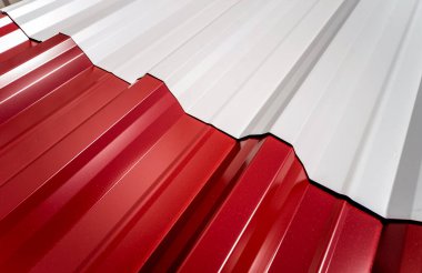 Kırmızı ve beyaz metalik çatı kiremitleri ile su damlaları.