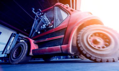 Büyük endüstriyel forklift depoya giriyor..