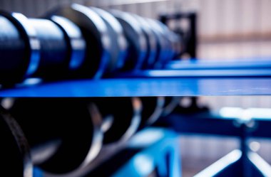 Modern metal fabrikasında metal levha oluşturma makinesi.