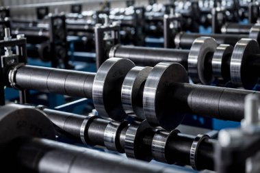 Modern metal fabrikasında metal levha oluşturma makinesi.